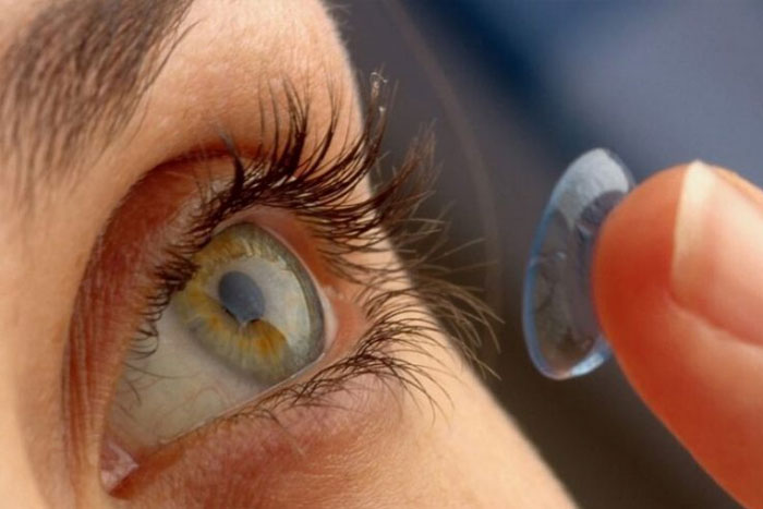 اجتناب از مصرف لنزهای تماسی قبل از عمل