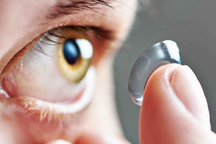 استفاده نکردن از لنزهای تماسی